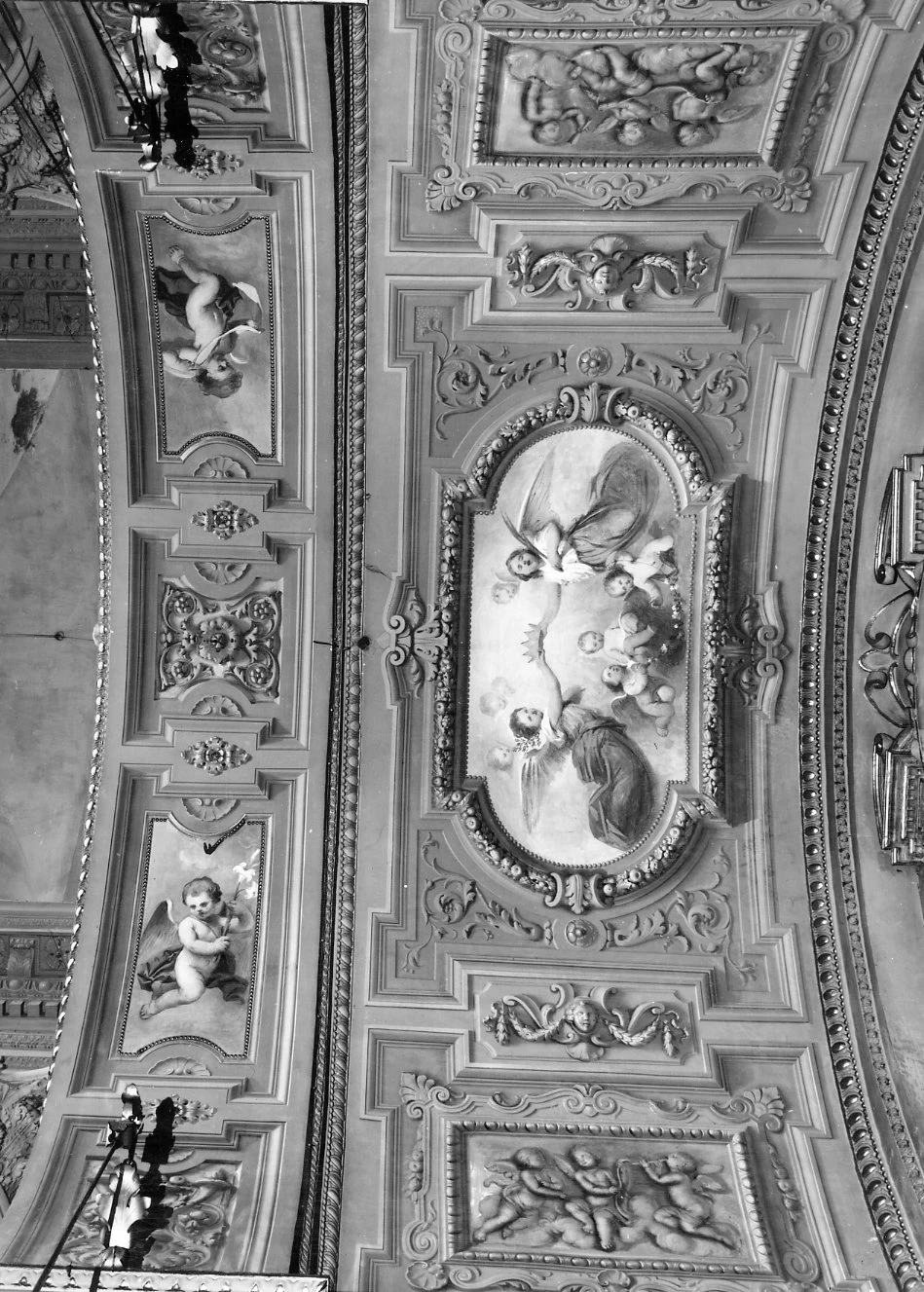 Gesù bambino incoronato da angeli con angioletti, cherubini e finta decorazione a stucco - Basilica del SS. Salvatore, Bologna
